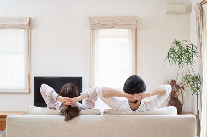 アジアの男女がリビングルームでリラックス