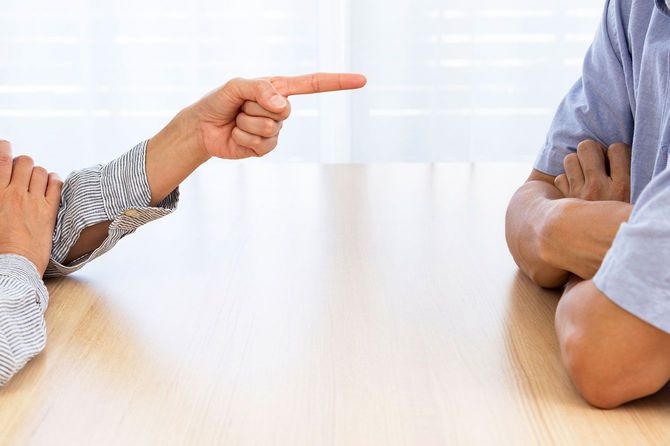 向かい合って言い争う2人の人物