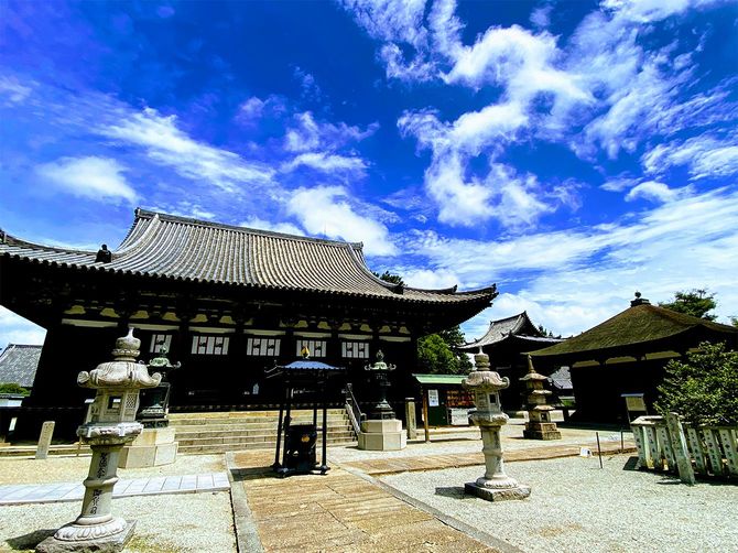 聖徳太子創建の鶴林寺。右の小堂は聖徳太子を祀った太子堂