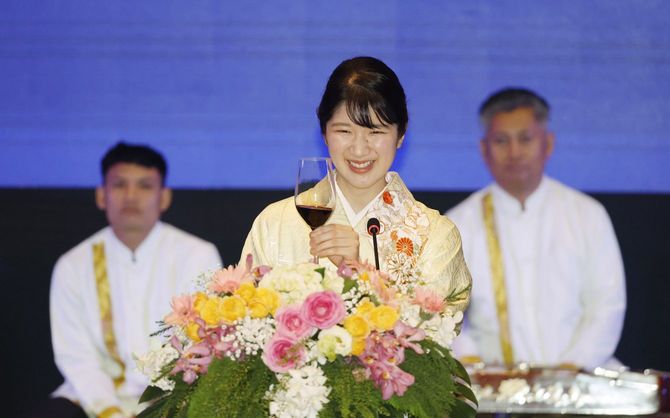 ラオスのパーニー国家副主席主催の晩さん会であいさつし、ラオス語で乾杯の発声をされる天皇、皇后両陛下の長女愛子さま＝2025年11月18日、ラオス・ビエンチャン市内のホテル［代表撮影］