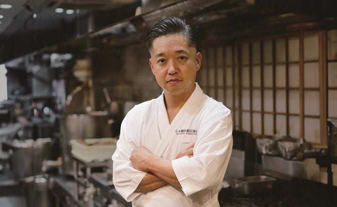 「飯田商店」の厨房に立つ飯田将太さん