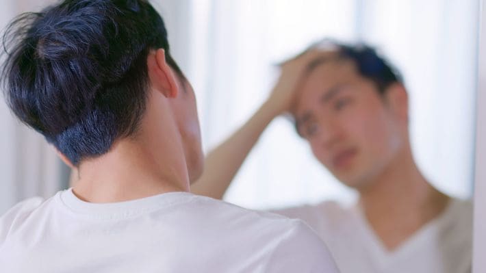 汗ばむと頭皮から｢古い油のニオイ｣がする…｢加齢臭はないのにくさい人｣に男性美容師が勧める簡単チェック法