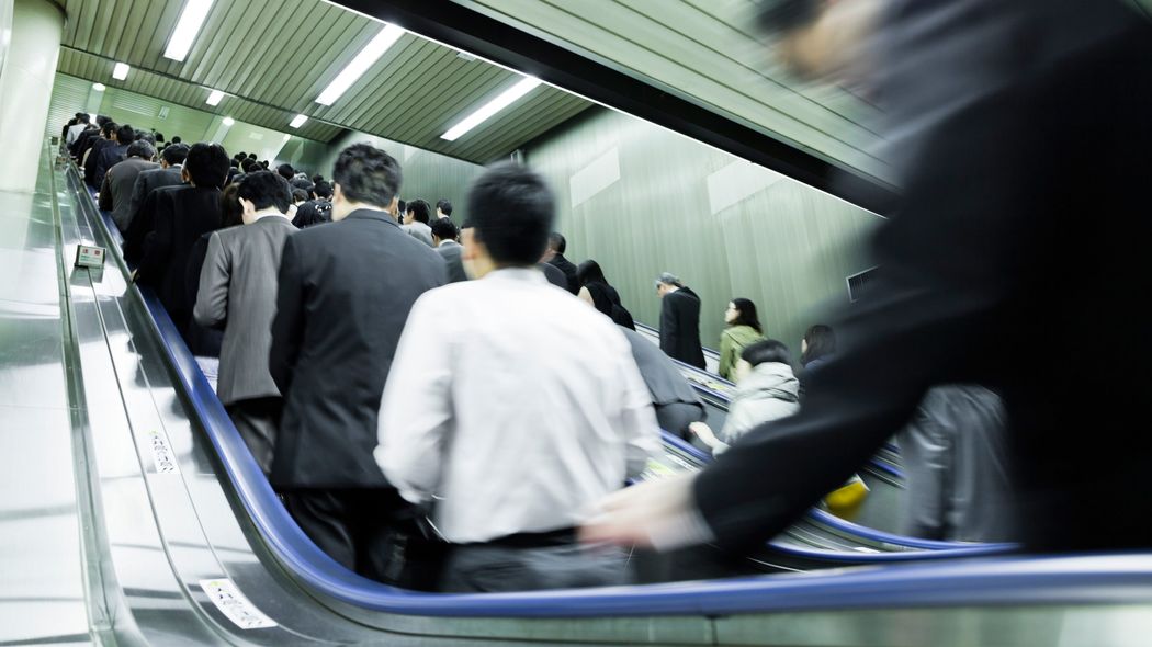 ｢歩かないで､両側に立つべき｣が多数派なのに…｢エスカレーターの片側空け｣が終わらない根本原因【2023編集部セレクション】 そもそもは関西の鉄道会社がマナーとして推奨した
