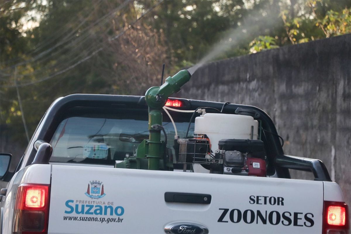 デング熱対策で殺虫剤を散布して回るスザノ市の車両