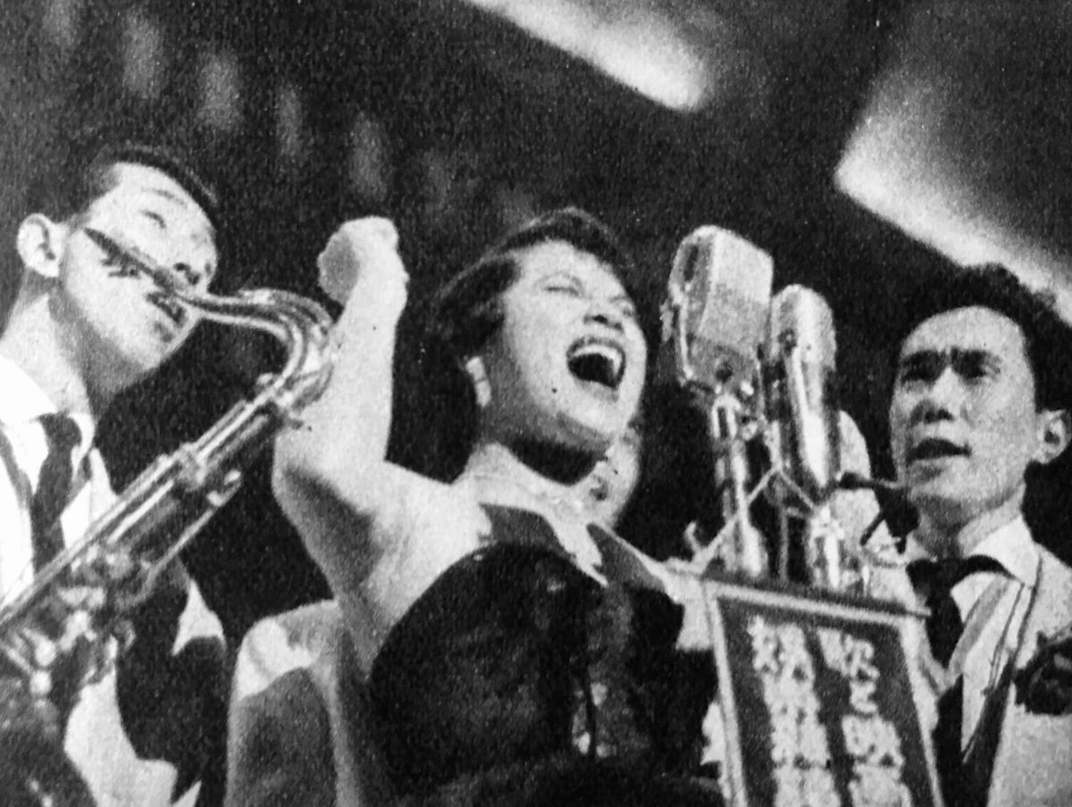 江利チエミ。1954年10月3日に都内で行われたコンサート。『サンケイグラフ』1954年10月24日号