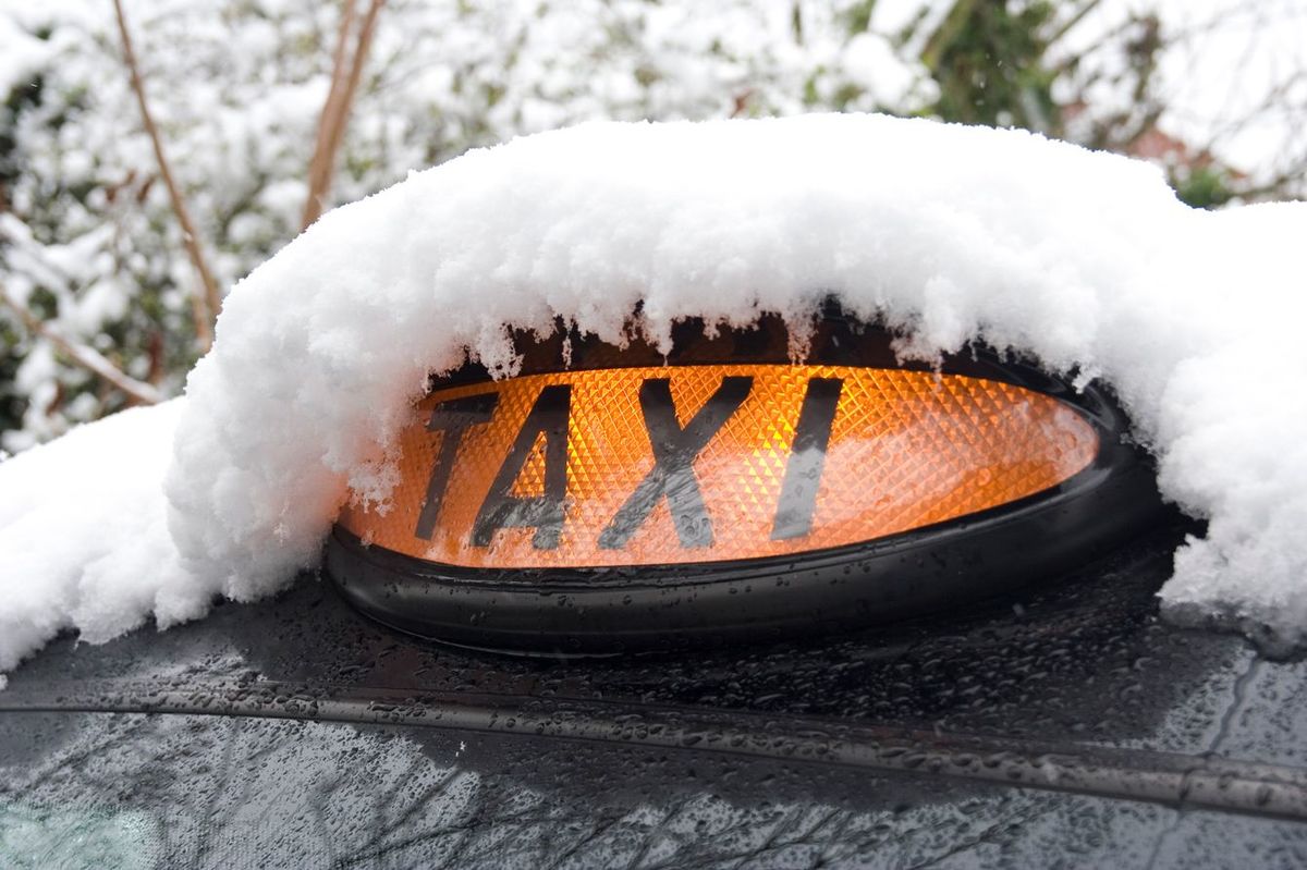 雪をかぶったタクシー