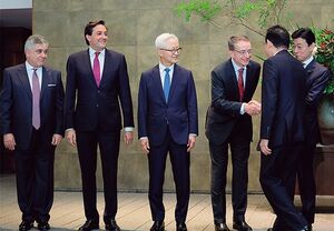 2023年5月18日、来日した海外半導体メーカーの幹部を歓迎する岸田文雄首相（右から2人目）。
