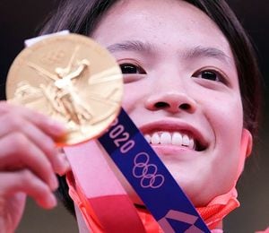 柔道女子52キロ級で優勝し、金メダルを手に笑顔の阿部詩