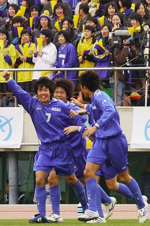 市立船橋のMF小川佳純（左）ら市立船橋イレブン（2003年1月13日、東京・国立競技場）