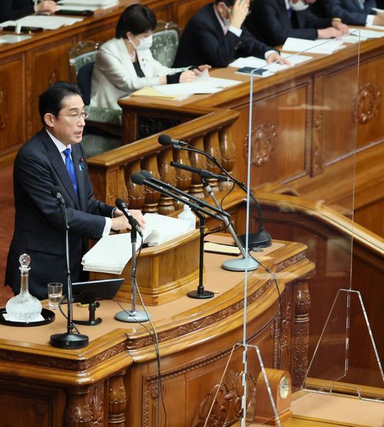 マスクを着用せずに施政方針演説を行う岸田文雄首相