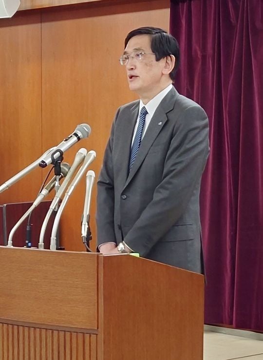 大雪の影響による列車の立ち往生について謝罪するJR西日本の長谷川一明社長=26日、東京都千代田区