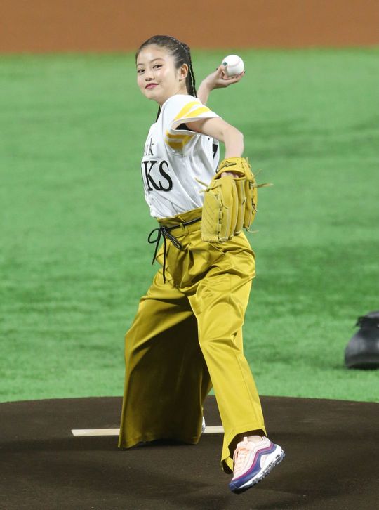 始球式を務める女優の今田美桜さん=2019年3月29日、福岡ヤフオクドーム