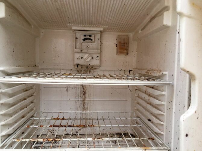 何のシミかわからない汚れた冷蔵庫内