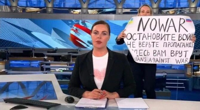 ロシア国営テレビのスタッフが生放送中、「戦争反対」のメッセージを掲げた＝2022年03月15日