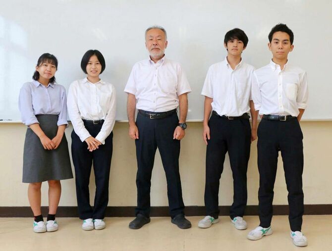 大宮北高校の筒井賢司教頭とユニクロ制服を着た生徒たち