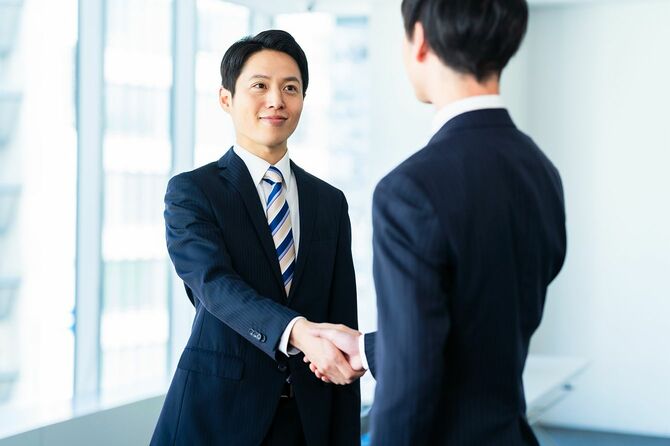 握手するビジネスパーソン