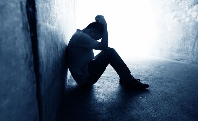 トンネルに坐っていた絶望的な男