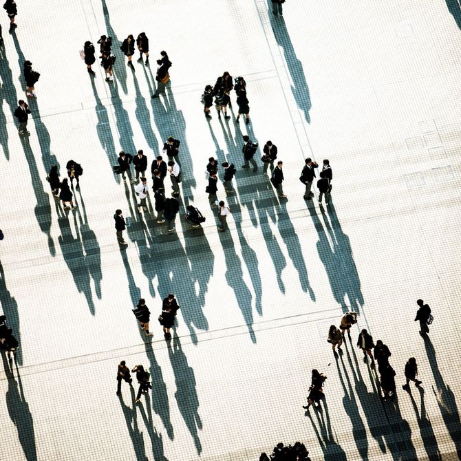 学生たちの団体を上から見ている