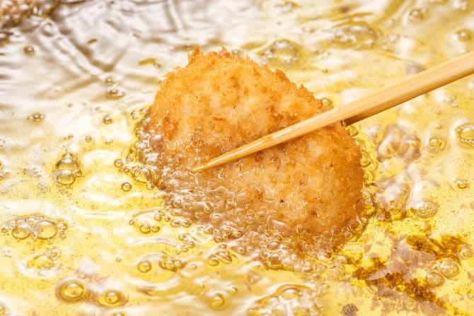 コロッケを揚げている手元