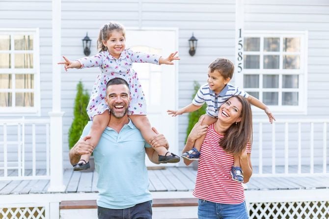 家族が家の前で楽しそうに過ごす