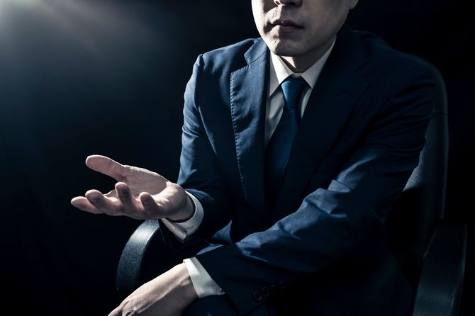 座りながら議論する男性ビジネスマン