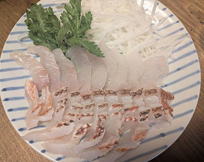 手前がイラの湯霜造り。奥が昆布締め。こんなに旨い白身魚にはめったに出会えないと感じました