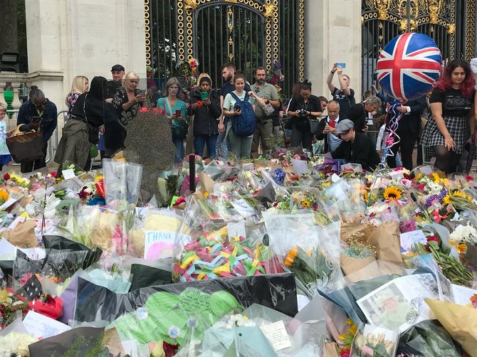 バッキンガム宮殿には多くの花束が手向けられていた