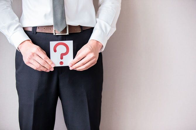 男性の問題と病気を持つ不健康なビジネスマン