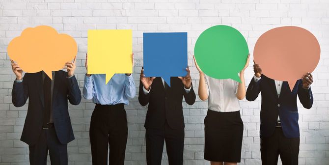 スピーチバブルの背後に顔を隠す企業の人々のグループ