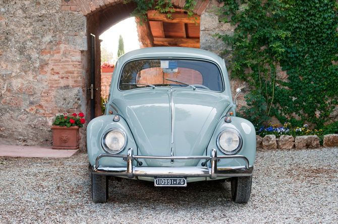 裏庭に駐車された、ビンテージのフォルクスワーゲン・ビートル