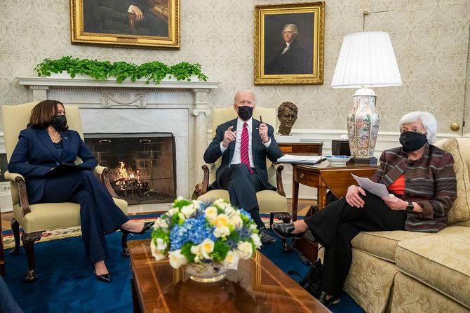 アメリカのジョー・バイデン大統領（中央）、カマラ・ハリス副大統領（左）、ジャネット・イエレン財務長官（右）