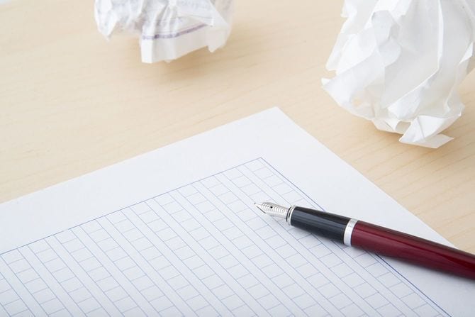 原稿用紙と万年筆