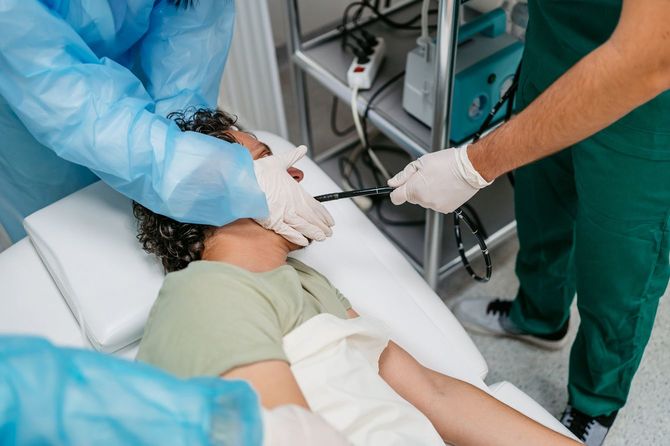 胃カメラ検査を受けている男性