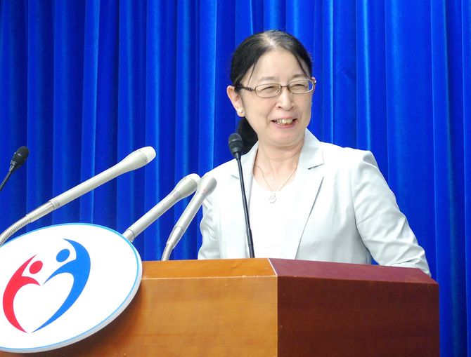 退任記者会見で笑顔を見せる村木厚子前厚生労働事務次官=2015年10月1日、東京・霞が関の厚生労働省