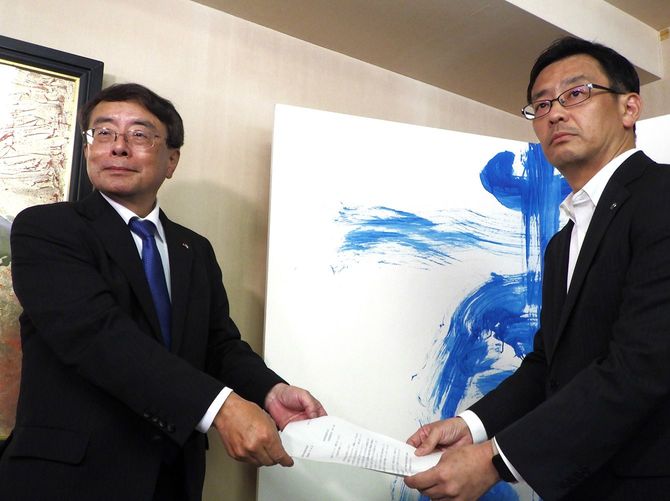 平木副知事(右)に要請書を手渡す水野JR東海副社長