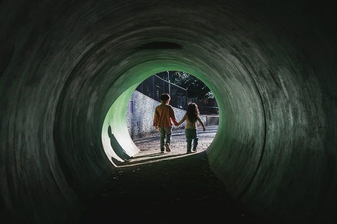 公園で遊ぶ兄弟