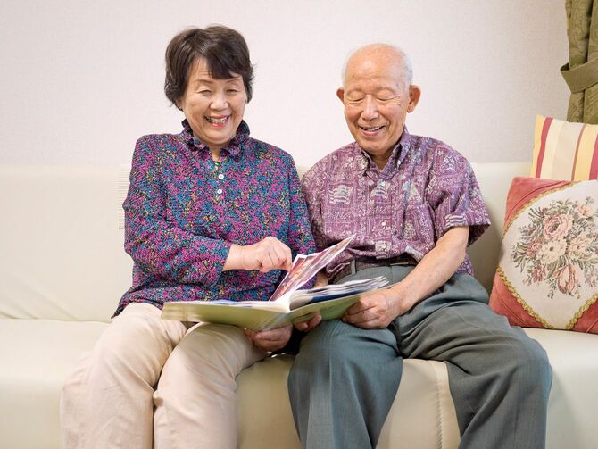 アルバムを見て笑っている老夫婦
