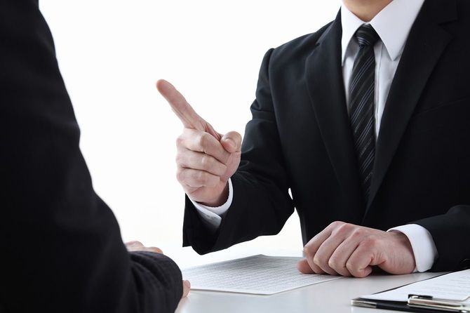 部下を叱る上司