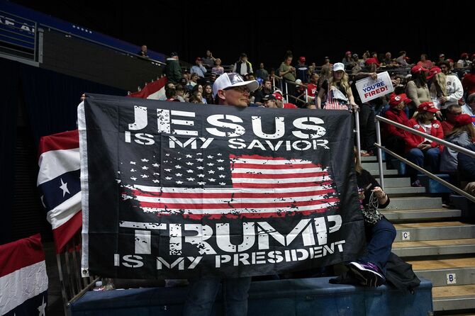 旗を掲げる福音派の参加者