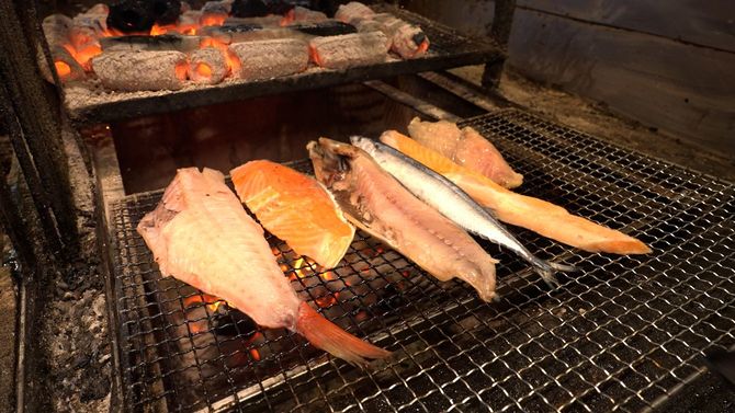 一度に焼き上げられるさまざまな干物