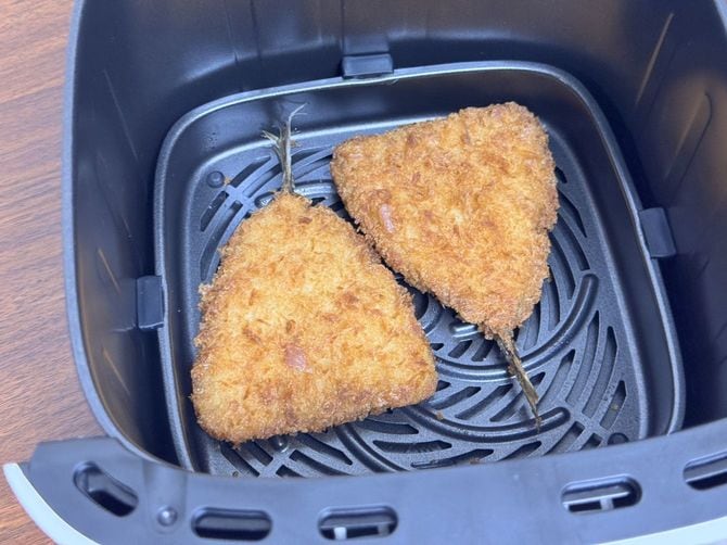 スーパーのアジフライを「スマートエアフライヤー 4.5L」でリベイクしたところ。余分な油も落としてサックリ仕上がった。
