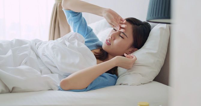 日光が降り注ぐベッドで目を覚ました女性