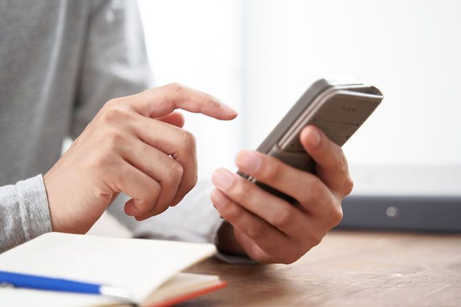 スマホを使用する人