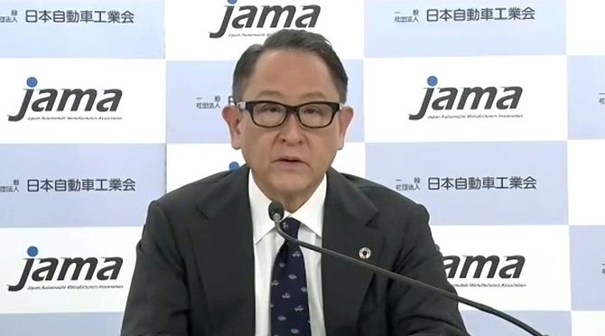 オンラインで記者会見する日本自動車工業会の豊田章男会長(トヨタ自動車社長)=2021年11月18日