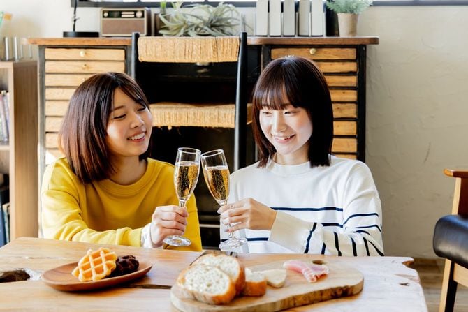 部屋でくつろぐ女性たち