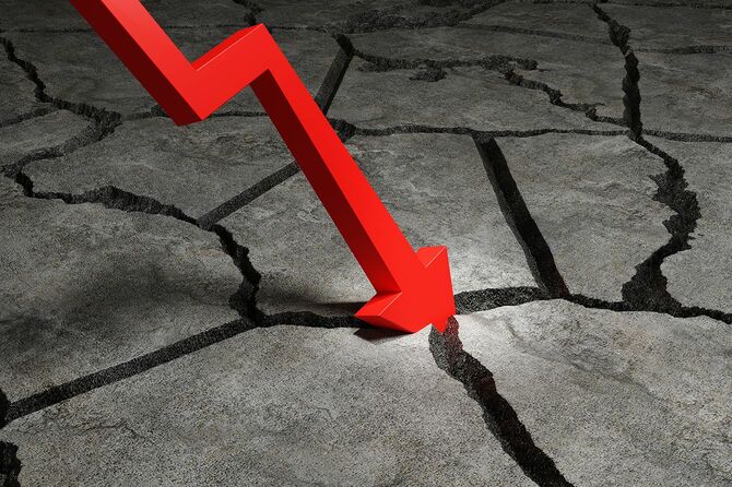 赤い下向き矢印がコンクリートの地面を突き刺す