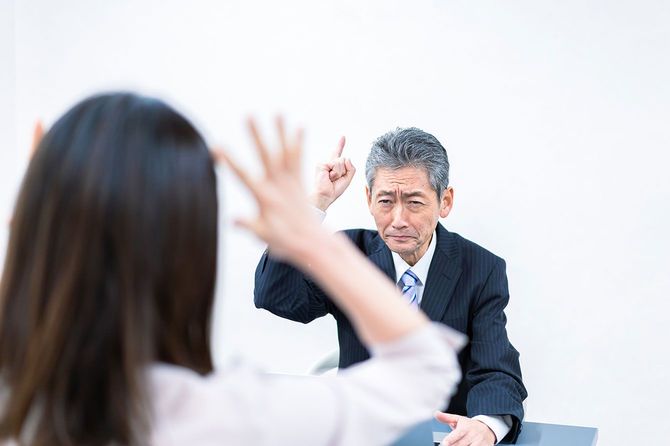 ジェスチャーで上司とコミュニケーションを取る人