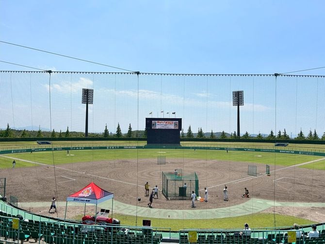 北九州下関フェニックスの本拠地・下関オーヴィジョンスタジアム。収容人員は2万5000人、天然芝でナイター照明を備える