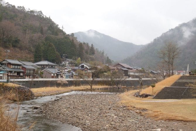 重要文化的景観「生野銀山および鉱山町」奥銀谷地区を市川越しに望む