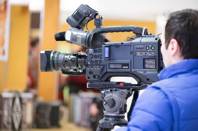 テレビスタジオの男性カメラマン